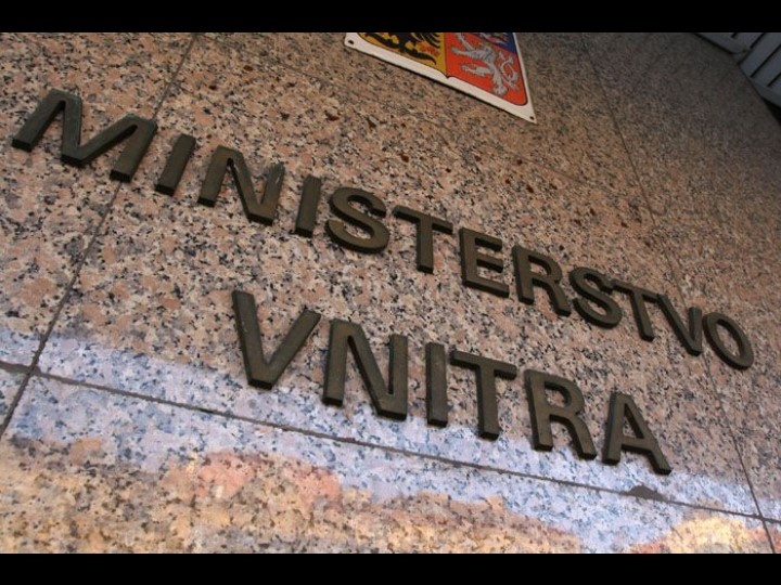 Ministerio del Interior de Chequia, edificio central en Praga — análisis sobre racismo institucional y gestión de Vít Rakušan.