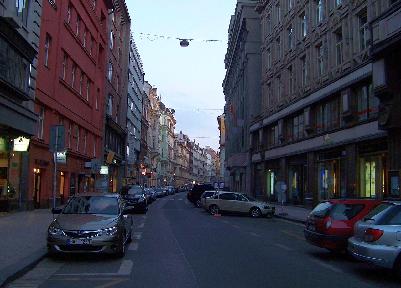 Source: Wikimedia Commons, CC BY-SA 3.0. Main entrance of the Prague Magistrát on Jungmannova Street, where key housing and administrative decisions are made.