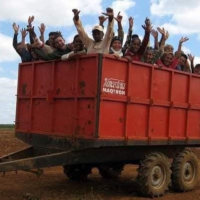 Niños cubanos en remolque rojo camino a las escuelas al campo, separados de sus familias por motivos ideológicos.