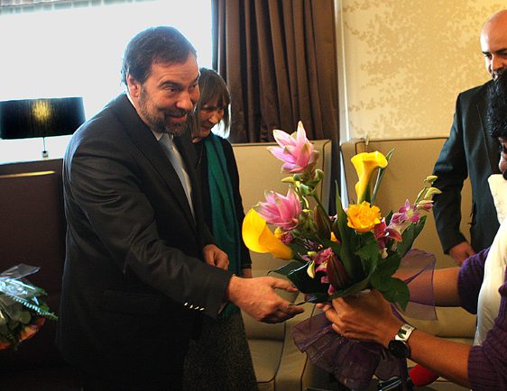 Llegada a Praga de la periodista y su familia como invitados oficiales para recibir asilo político.