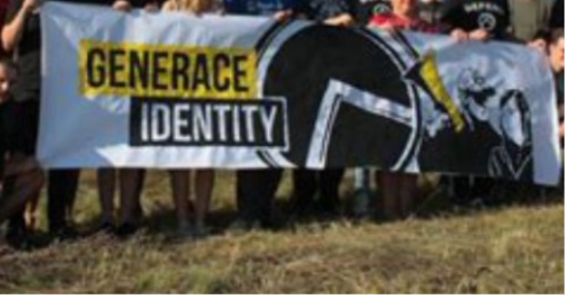 Bandera de Generace Identity en un acto público,documentación periodística; sin adhesión.