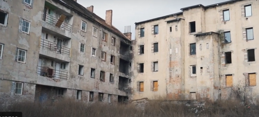 Edificio en ruinas habitado por familias romaníes en Chequia – captura de video del Forum for Human Rights (FORUM).