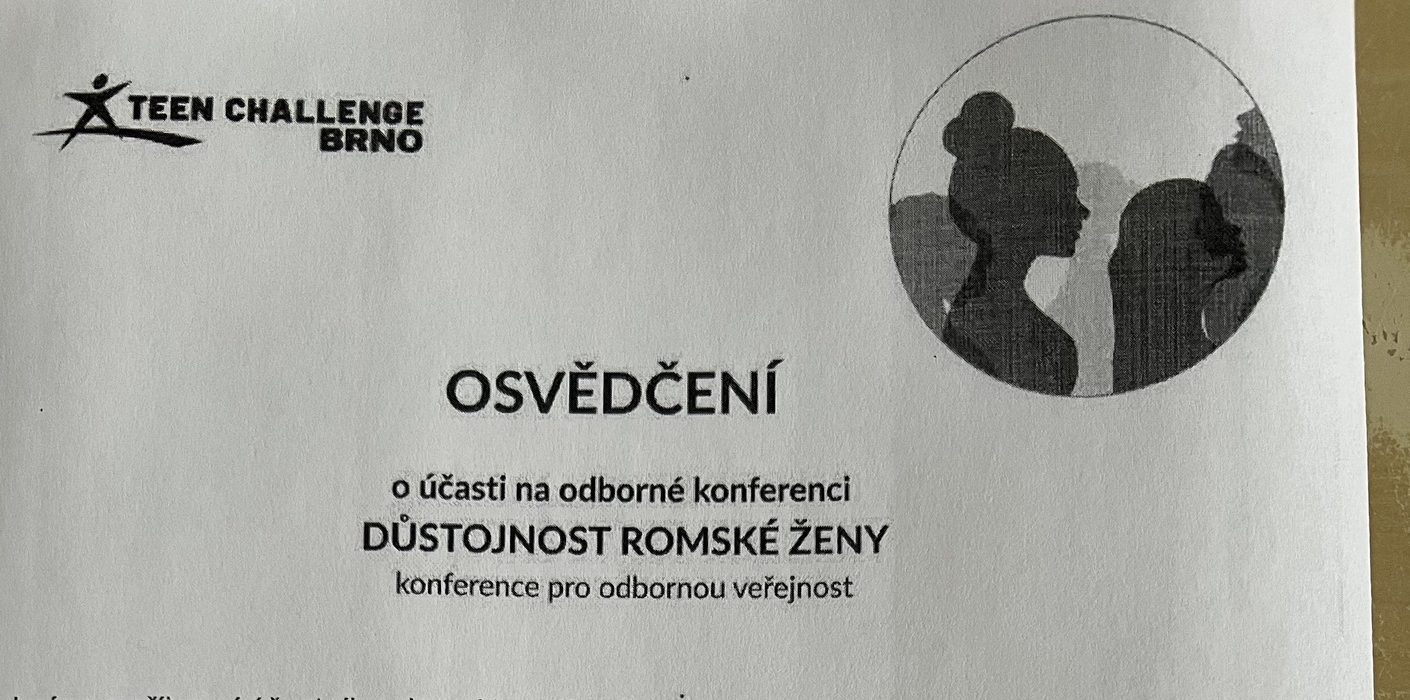Certificado de dignidad emitido por Teen Challenge Brno en 2025 a mujeres romaníes durante una conferencia en Brno.
