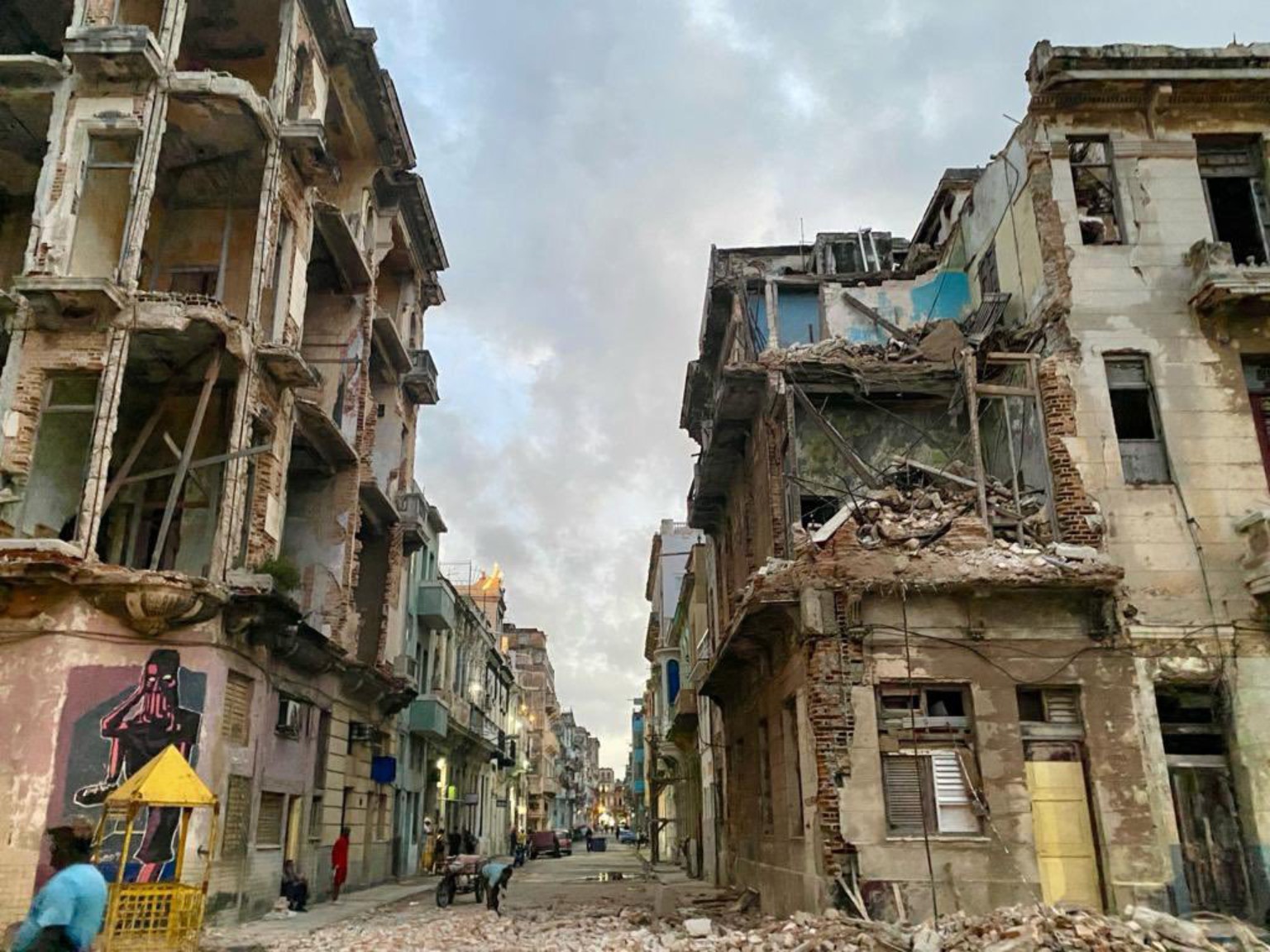 Calles deterioradas y edificios colapsados en La Habana antes del huracán, reflejo del abandono estructural en Cuba (2025).