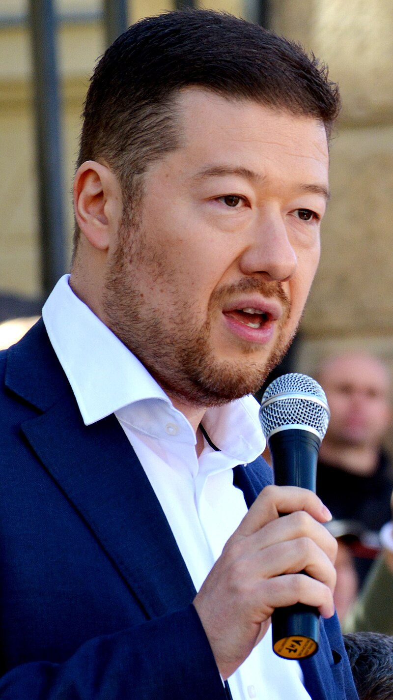 Tomio Okamura, líder del SPD, rodeado de seguidores durante un acto público en Praga — SPD gobierno Chequia 2025.