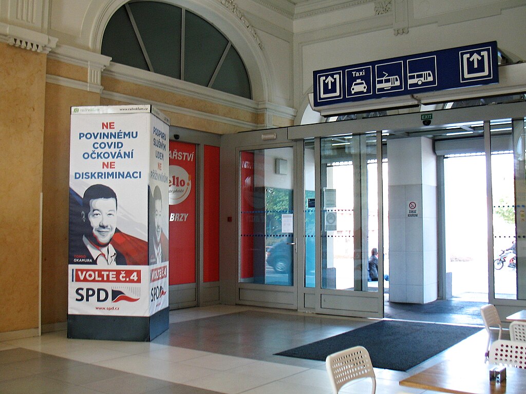 Cartel del SPD con Tomio Okamura, líder de la ultraderecha checa, durante la campaña contra la vacunación obligatoria en 2021