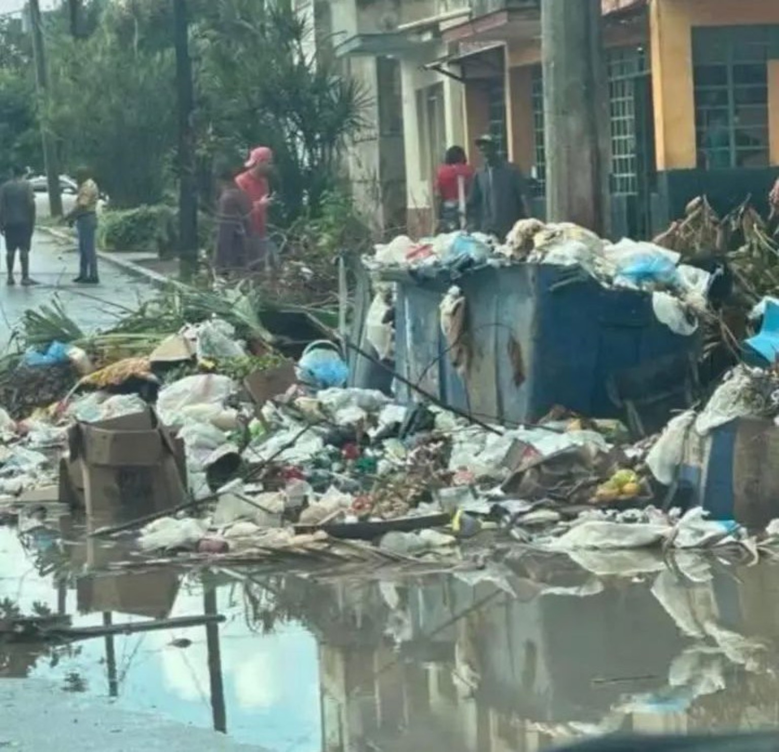 Calle en Cuba llena de basura y aguas estancadas, un foco de mosquitos que agrava las epidemias en Cuba.