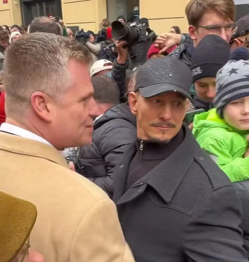 Pavel Plešinec, guardaespaldas de Filip Turek, en un acto político — Foto tomada de X.