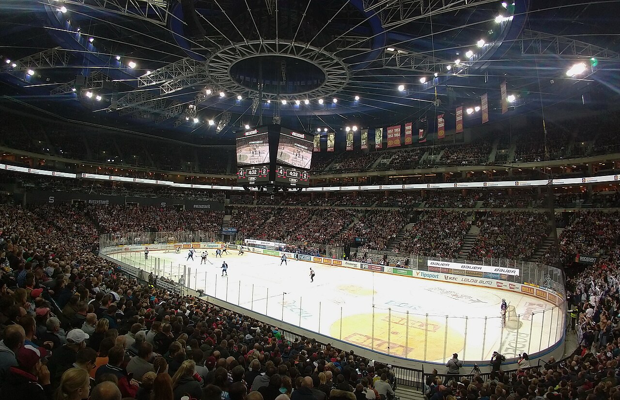Interior del O2 Arena en Praga durante un partido de hockey, estadio checo lleno de aficionados.