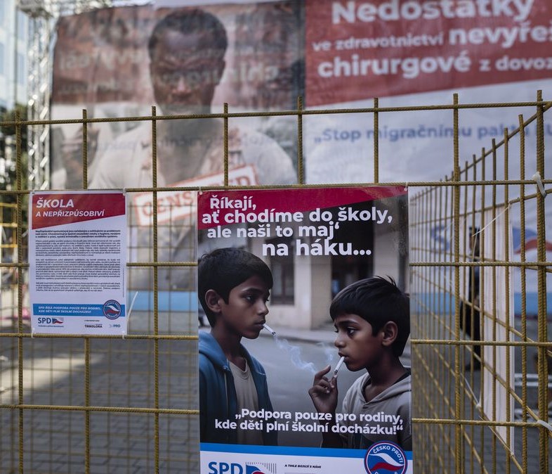 Cartel xenófobo del SPD de Tomio Okamura en Praga que muestra a niños romaníes y los asocia con vagancia y parasitismo social.