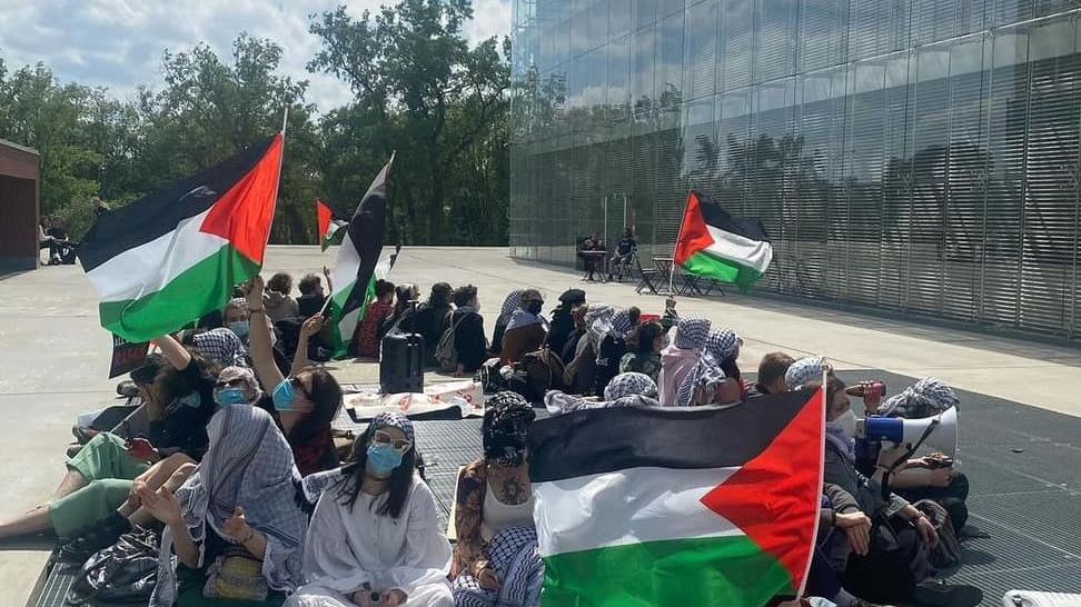 Estudiantes checos con banderas palestinas durante una protesta universitaria organizada por IZKA frente a la Universidad Carolina en Praga, vinculada al antisemitismo docente en Chequia.