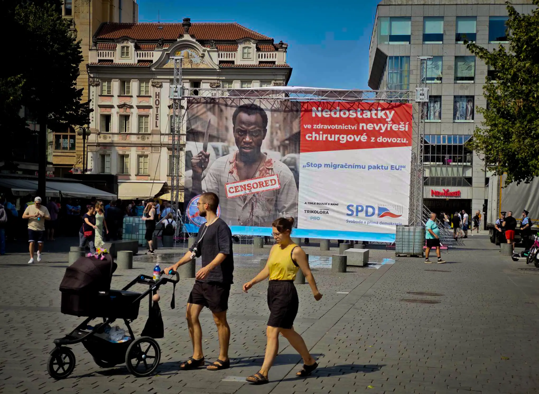 Cartel racista y xenófobo del SPD de Tomio Okamura en la Plaza de Wenceslao, Praga, fotografiado por Miroslav Brož el 5 de septiembre de 2024.