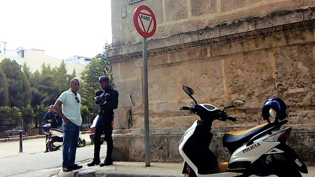 El periodista independiente cubano Mario Hechavarría Driggs (“Mayito”) frente al agente de la Policía Nacional Revolucionaria que, por órdenes de la Seguridad del Estado, lo detuvo el 7 de mayo de 2018 en La Habana Vieja y lo condujo al “Punto 30”, unidad de la Seguridad del Estado.