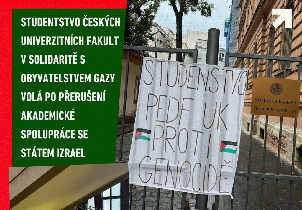 Protesta estudiantil frente a la Facultad de Pedagogía de la Universidad Carolina, en Praga, con mensajes propalestinos vinculados a IZKA y al antisemitismo docente. Fuente: Deník N / IZKA (uso editorial).