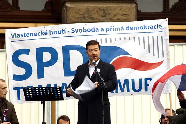 Tomio Okamura durante una protesta antiinmigración en Praga, figura central en la fractura extremista del SPD