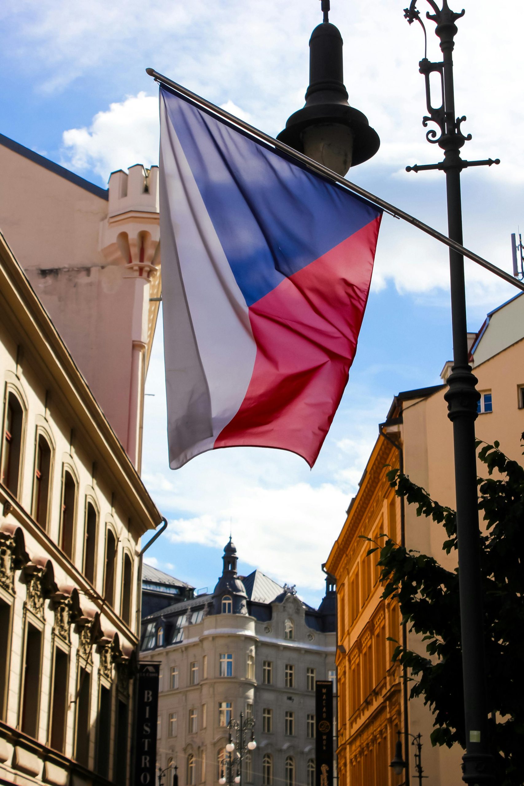 Bandera de la República Checa ondeando en una calle urbana
