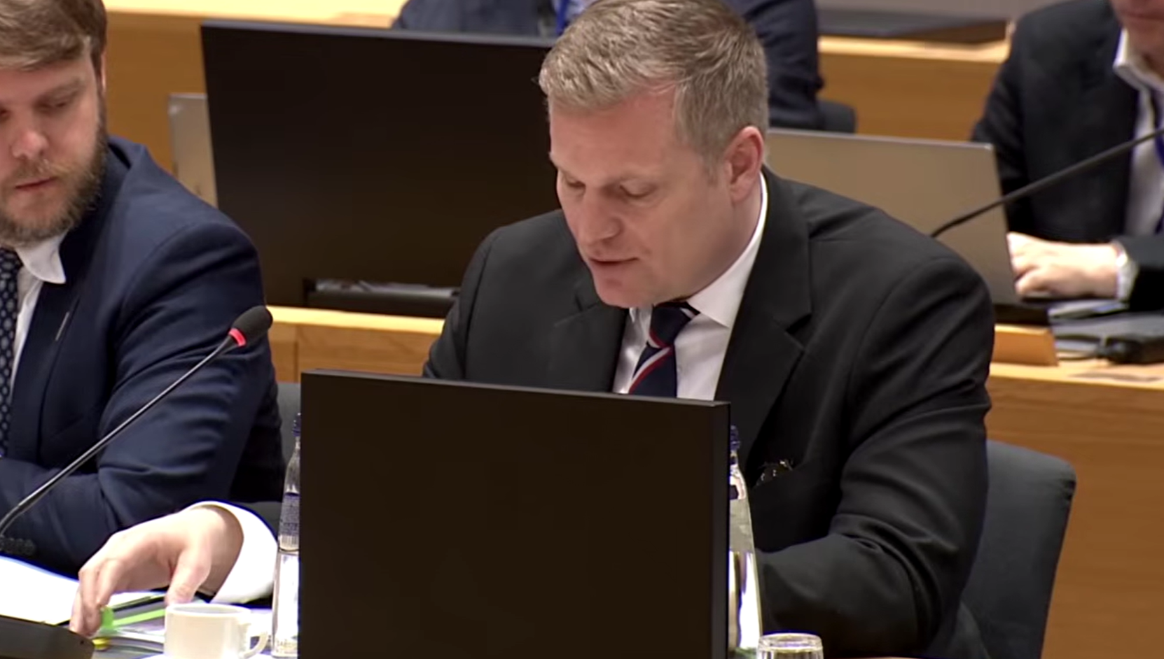 Filip Turek leyendo un discurso en inglés en Bruselas en marzo de 2026